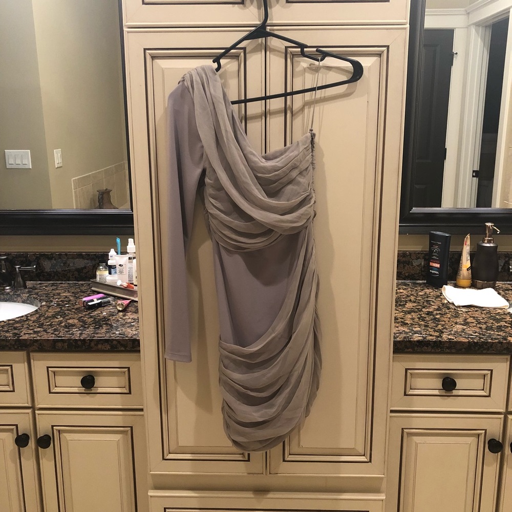 NWT Light Gray Alice + Olivia one sleeve dress ๐ - Picture 4 of 6